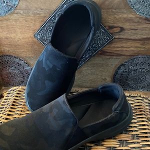 Bzees Camouflage fabric loafers